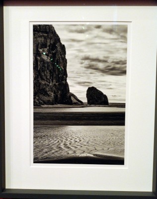 003.jpg (246.7 KiB) Visto 1351 volte Uno dei rari casi in cui le luci si riflettevano sulla foto: notare i lcolor verde dei riflessi che rivela il trattamento antiriflesso del vetro usato per incorniciare la foto.