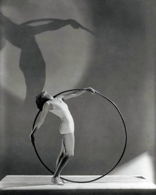 Erna Carise e l'hula-hoop 1930.JPG
